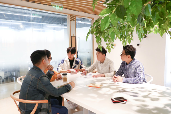 員工培訓(xùn)與發(fā)展：培養(yǎng)人才，提升企業(yè)核心競爭力